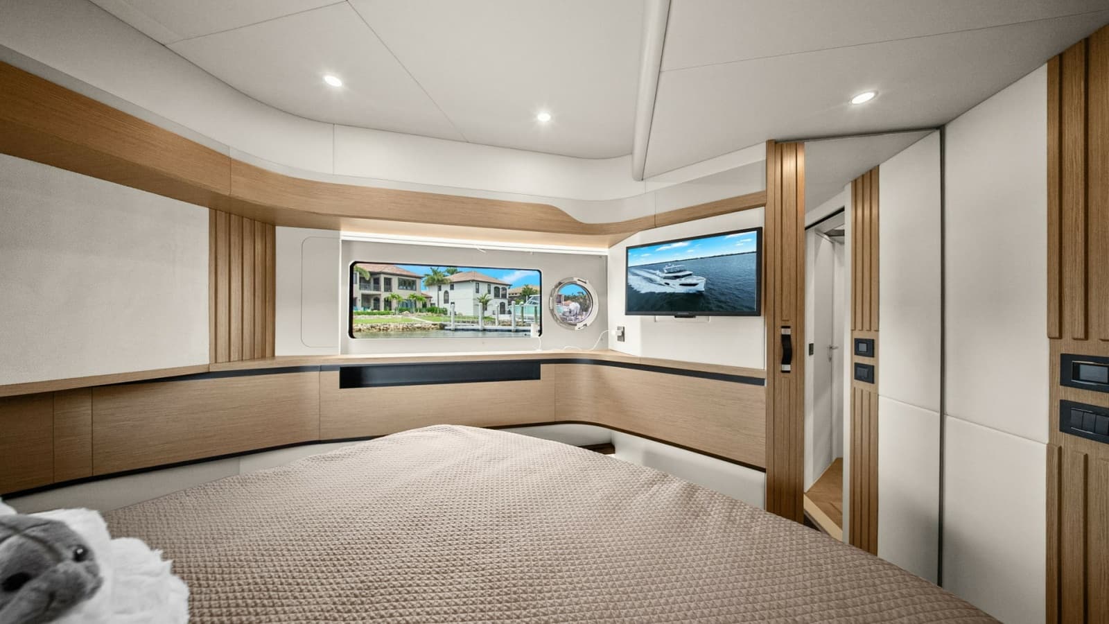Luxurious Forward Stateroom