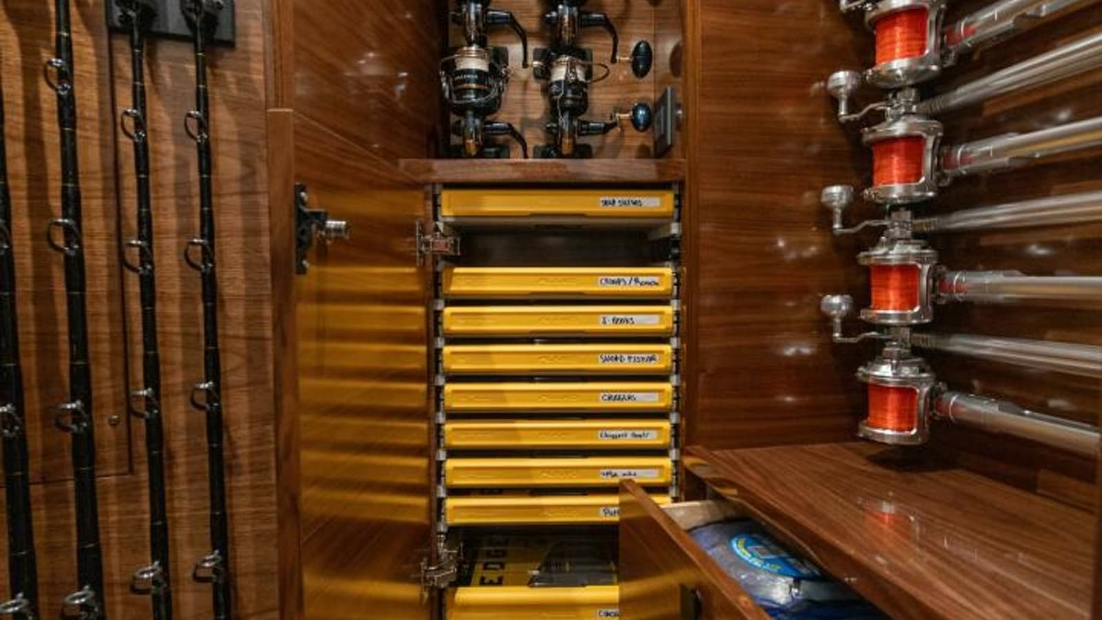 2025 82 Viking Convertible Boujie Tackle Room (4)