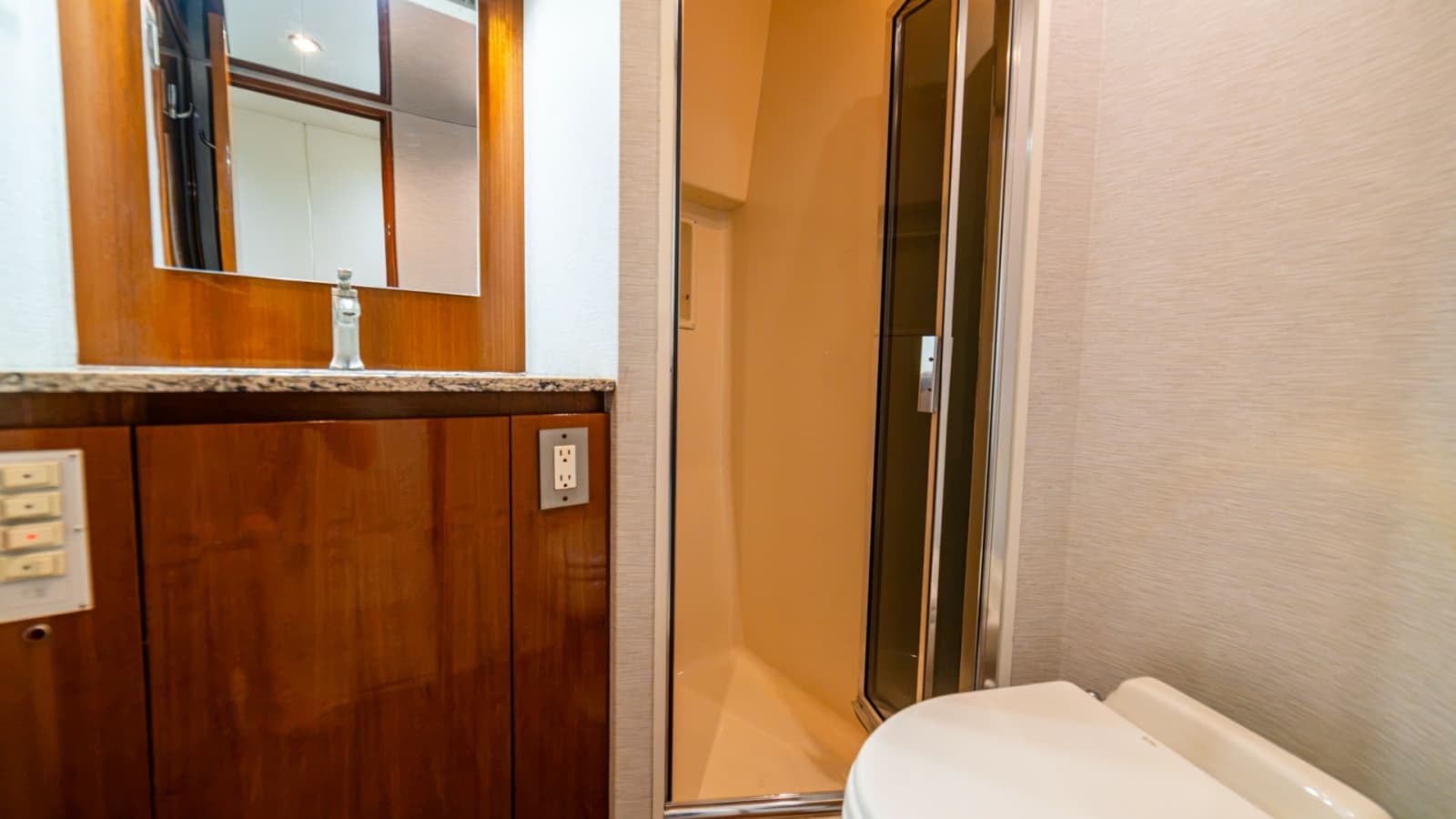 2001 Viking 61 Convertible- Caliente- Guest Stateroom Head