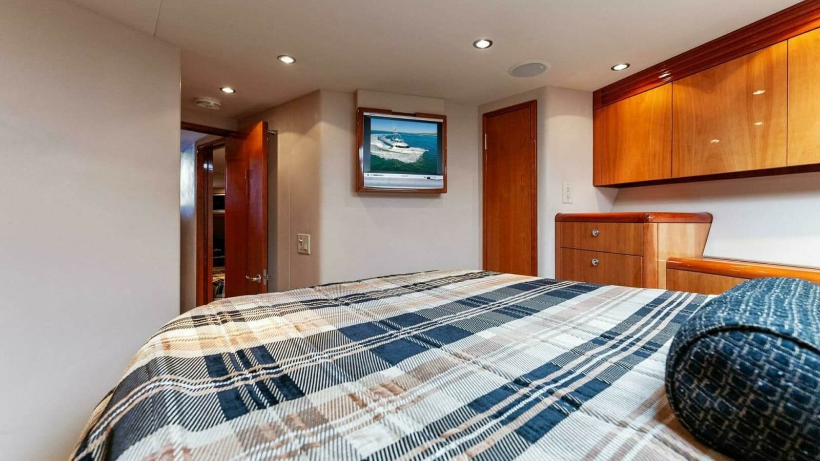 2007 Hatteras 64 Convertible CHUPACABRA - Guest Stateroom