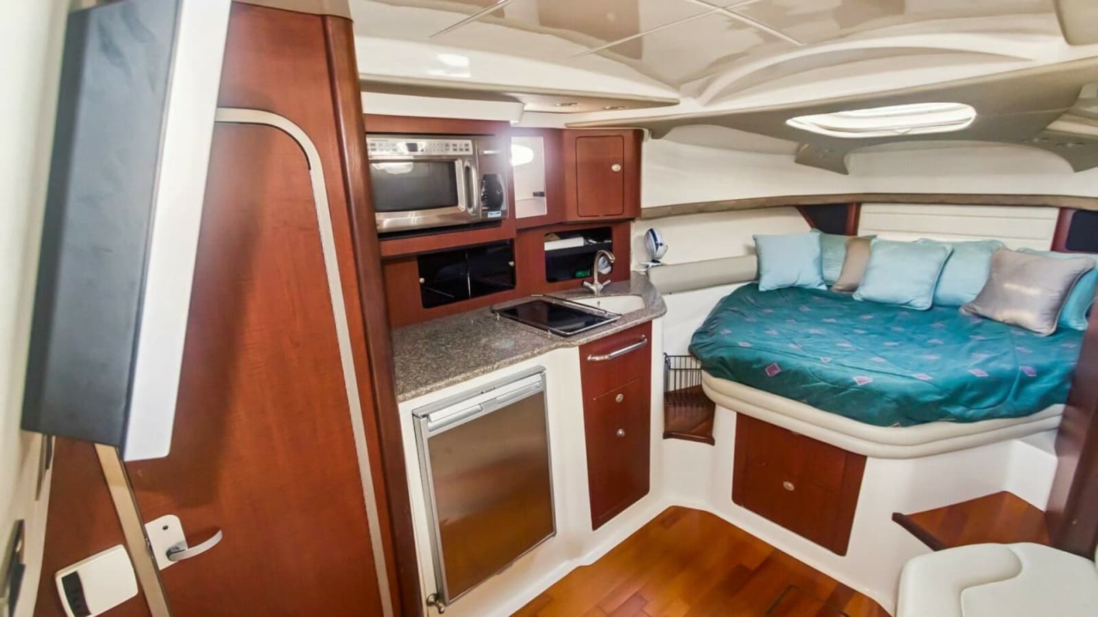 Luxurious Cabin with Galley and Berth