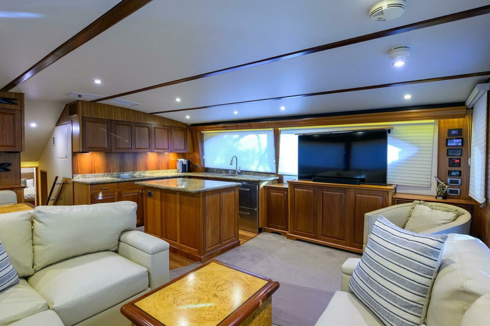 Hatteras 63 Reelin N Dealin - Interior Salon