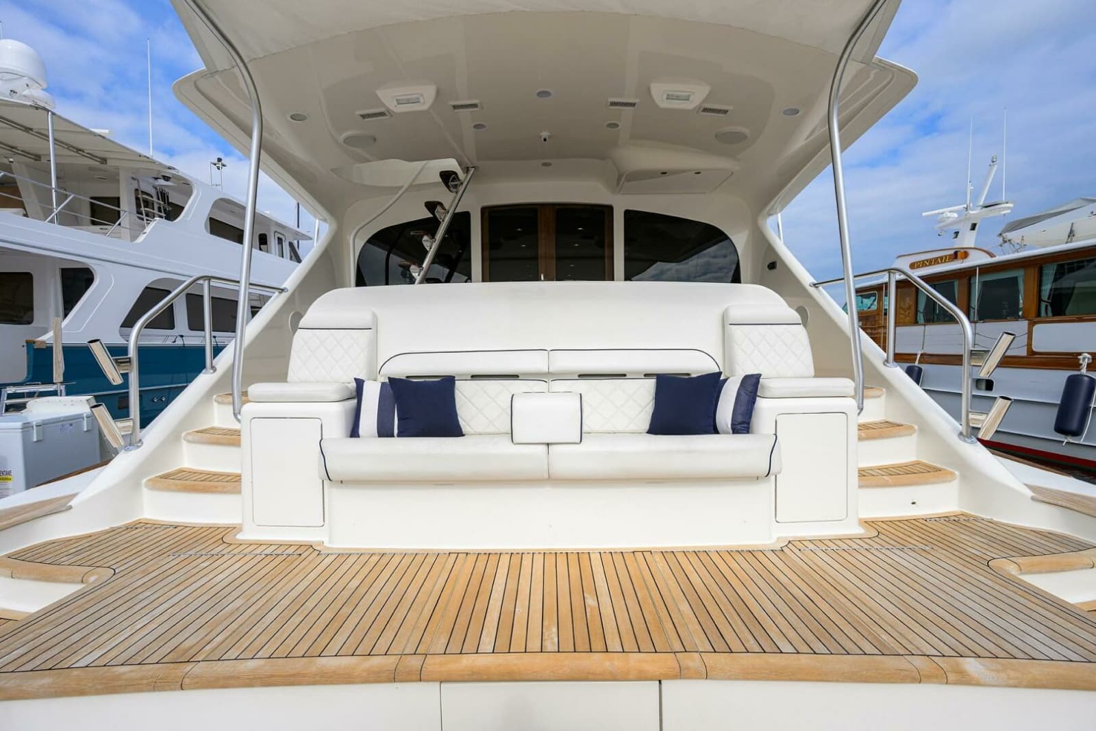 Viking  92 SPECULATOR - Cockpit Mezzanine Seating
