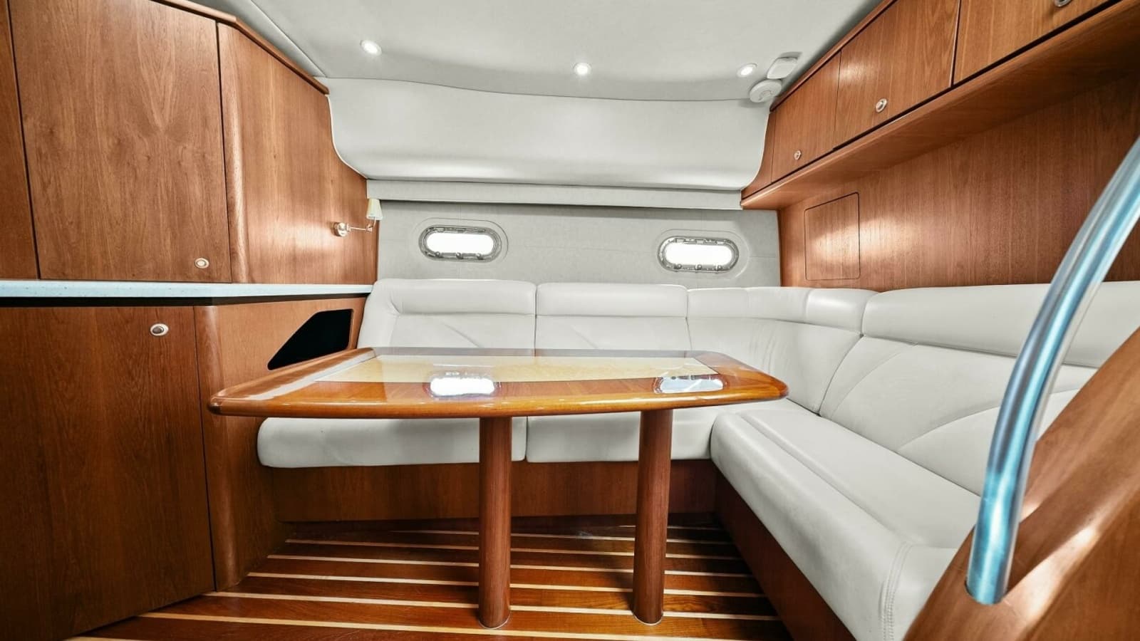 2007 Tiara Yachts 4300 Sovran - Salon