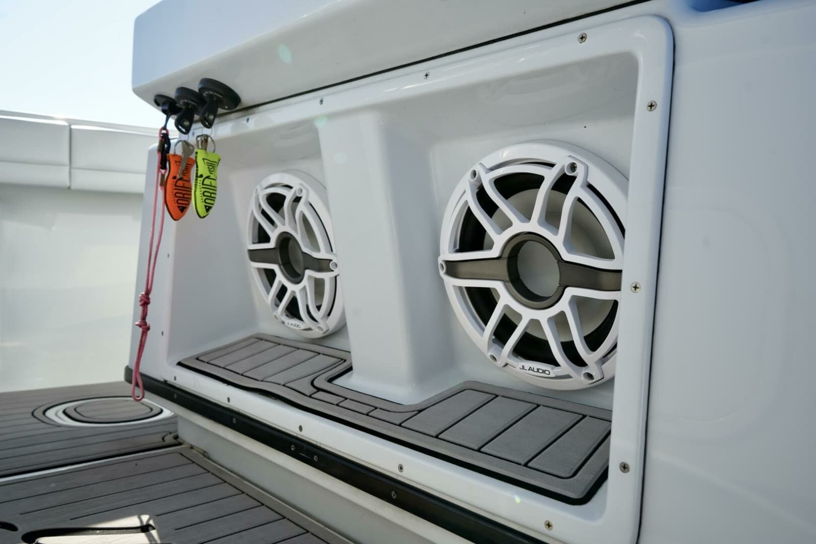 Yellowfin 32 Luhn 32- Center Console Speakers