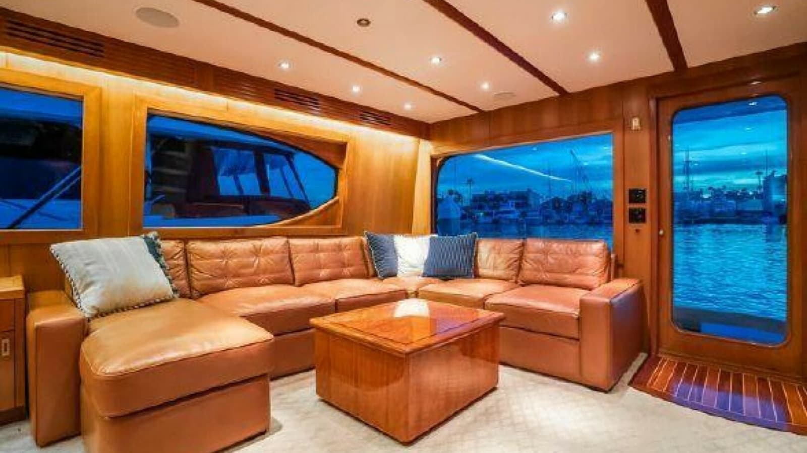 2008 Hatteras 77 Enclosed Bridge "Desperado"-Salon'