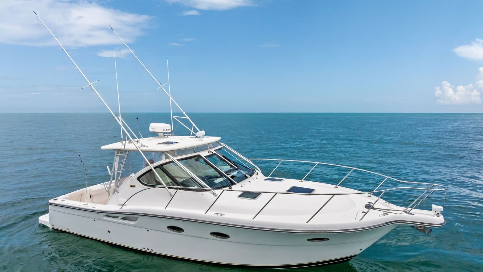 Starboard Side View of Tiara 32 Open