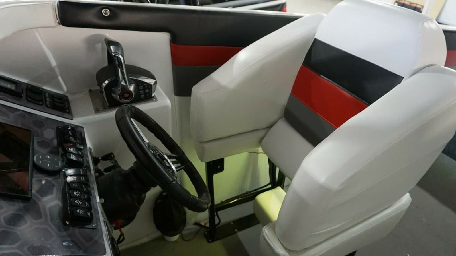 1998 32 Active Thunder 32 CC Ms. Rita Helm Seating (5)