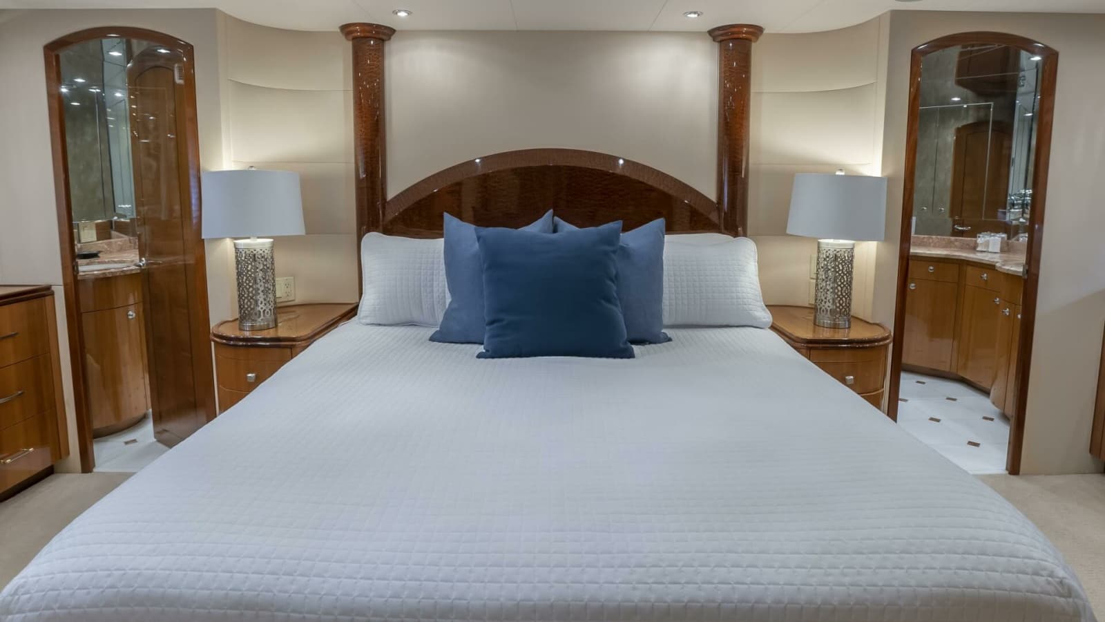 Hatteras 80 Gallopin-Master Stateroom