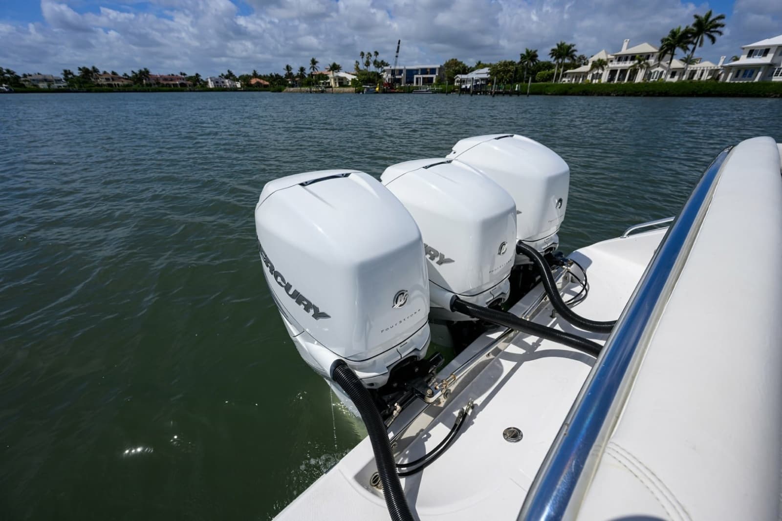Bahama 41 - Exterior Engines