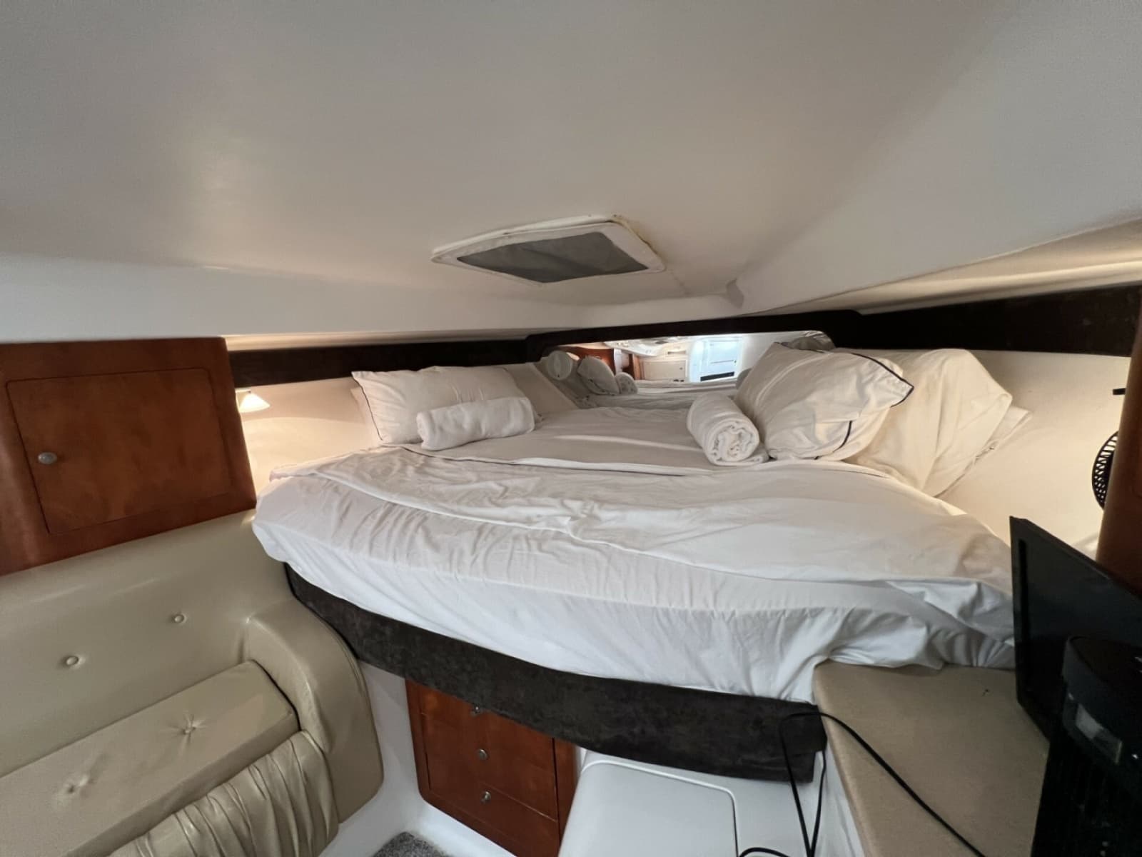 Intrepid 37 FINSURE - Interior