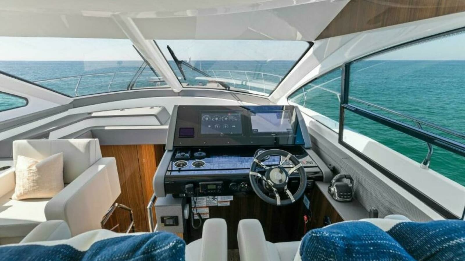 2023 Cruisers Yachts 60 Cantius Fly- Helm