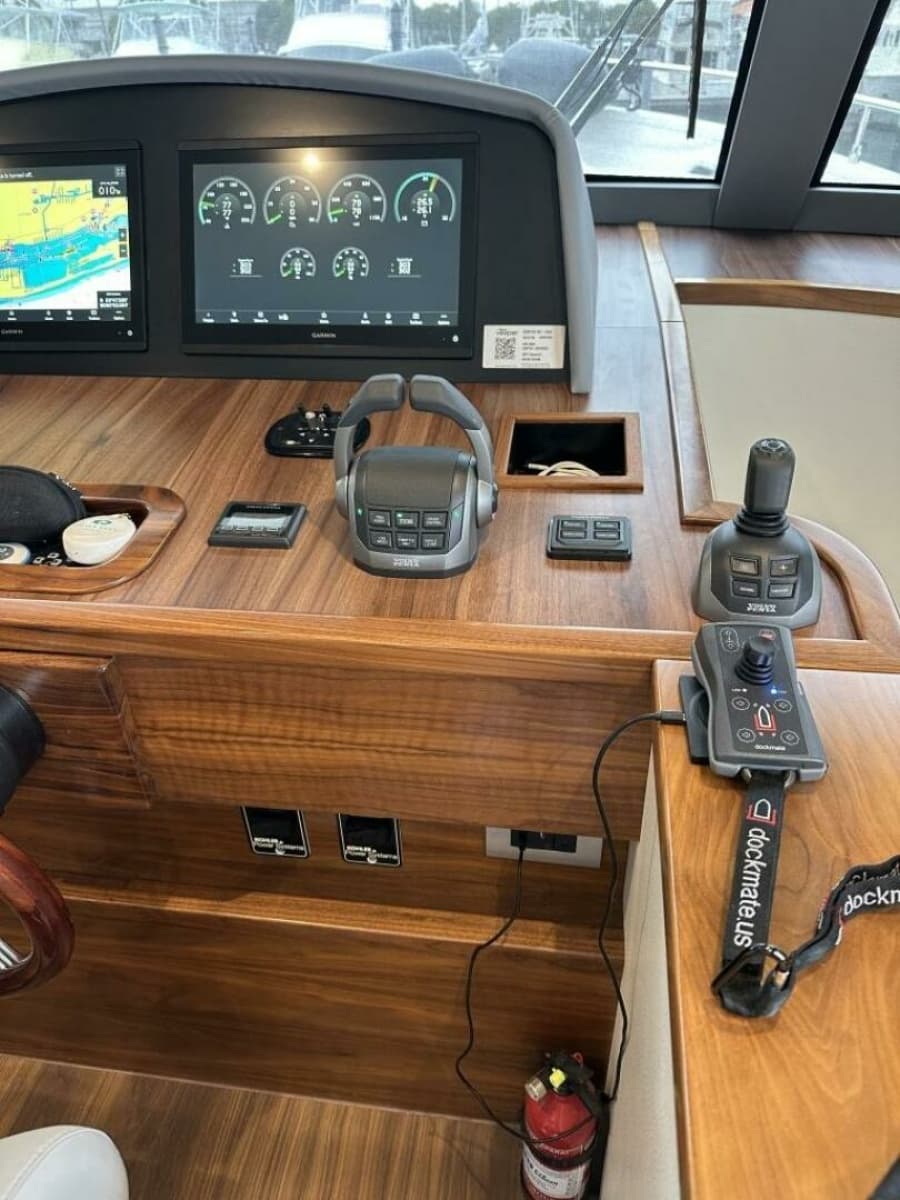 Outer Reef 62 SOUTH  PAWS - Helm