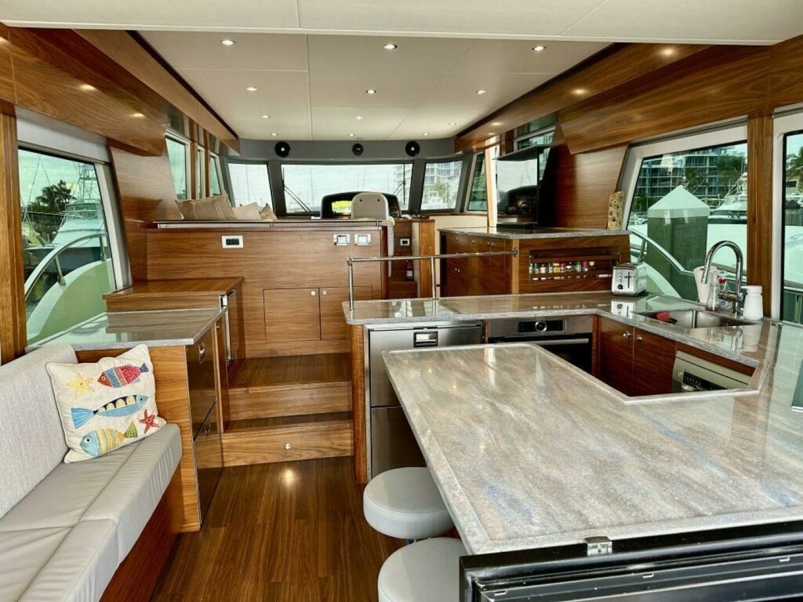 Outer Reef 62 SOUTH  PAWS - Salon Galley