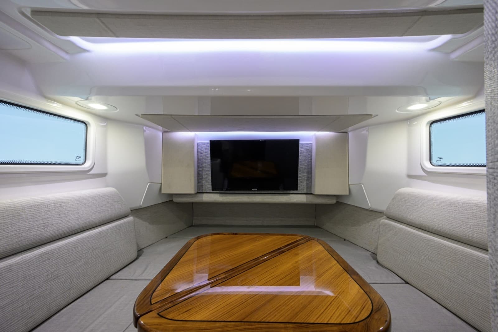 Everglades 45 GALLANT LADY - Cabin Seating & Table