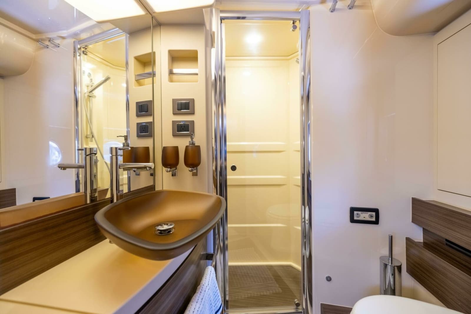 Azimut 64 A/Sea - Interior Guest Stateroom Head