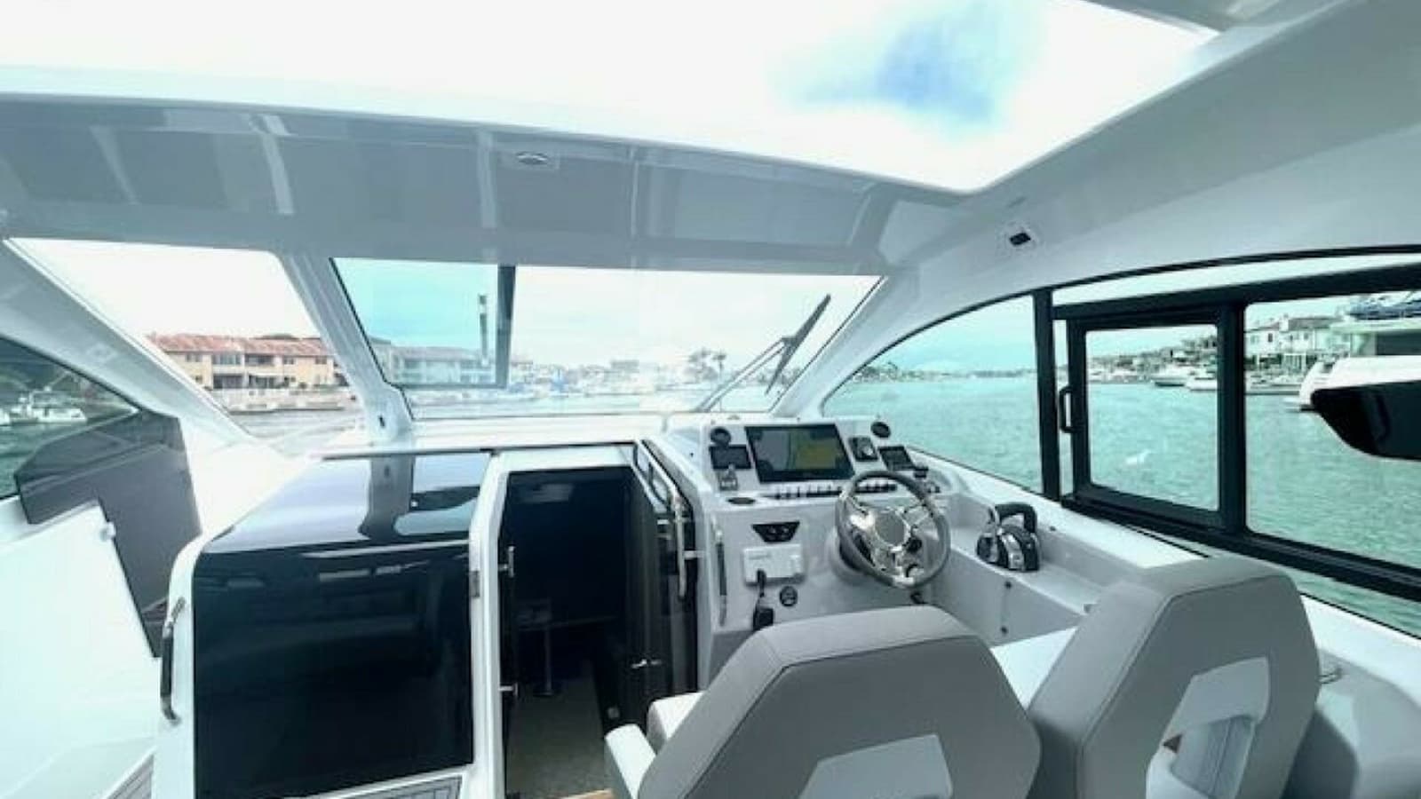 2022 Beneteau 32 Gran Turismo "FORTUNA" - Helm Station with Salon Entrance