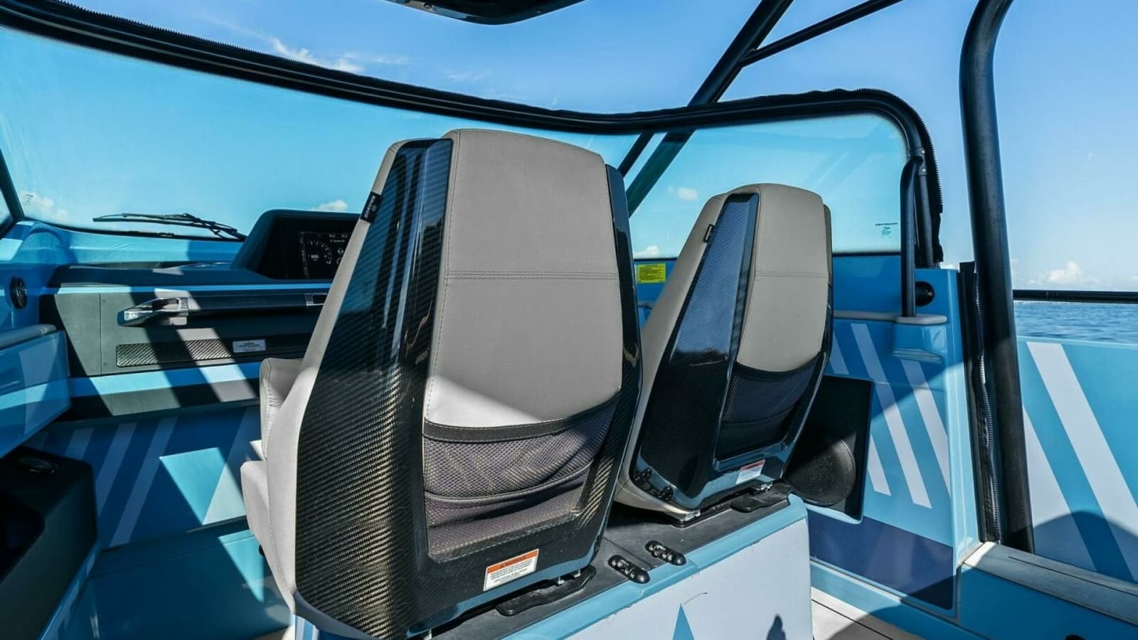 2022 Axopar Brabus Shadow 500 TT - Helm Seating
