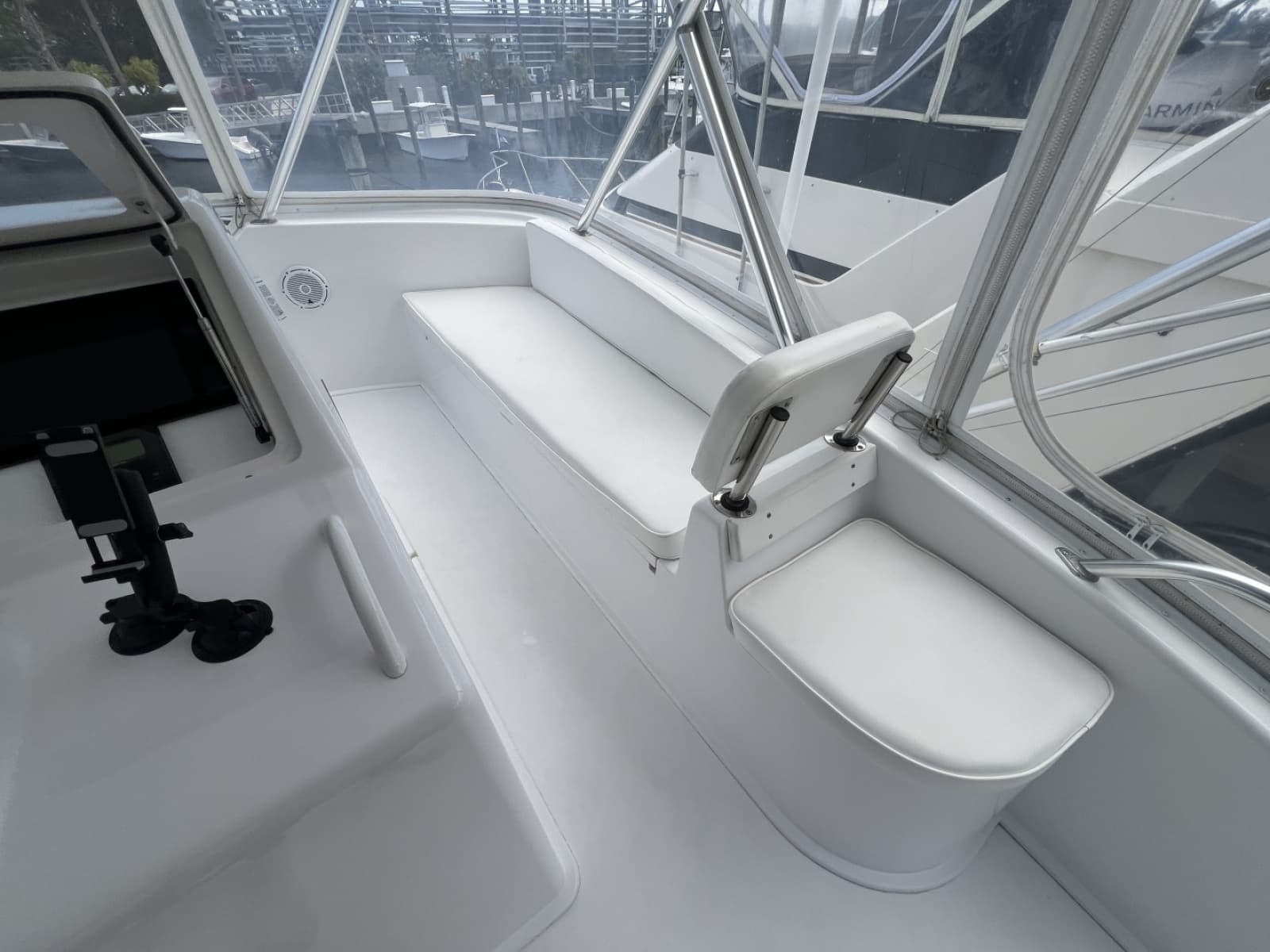 Viking 52 LET IT RAIN - Helm Seating