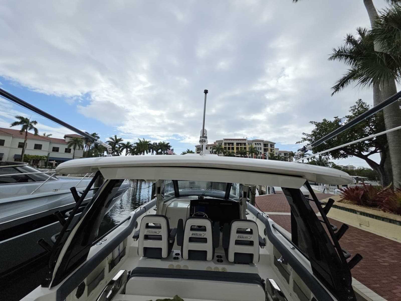 2021 Boston Whaler 420 Outrage BFT-Profile