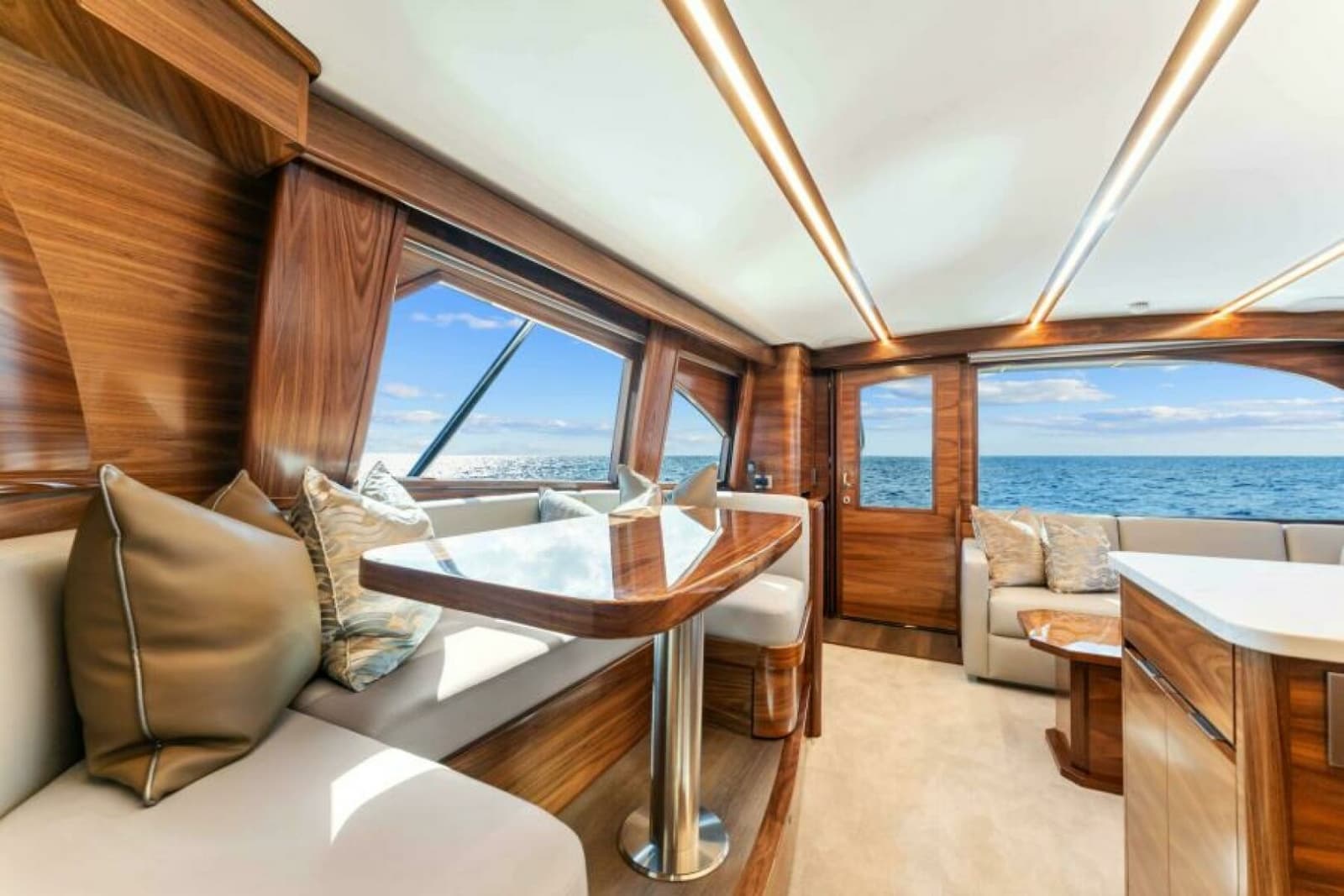 Viking 50 Convertible - Dinette