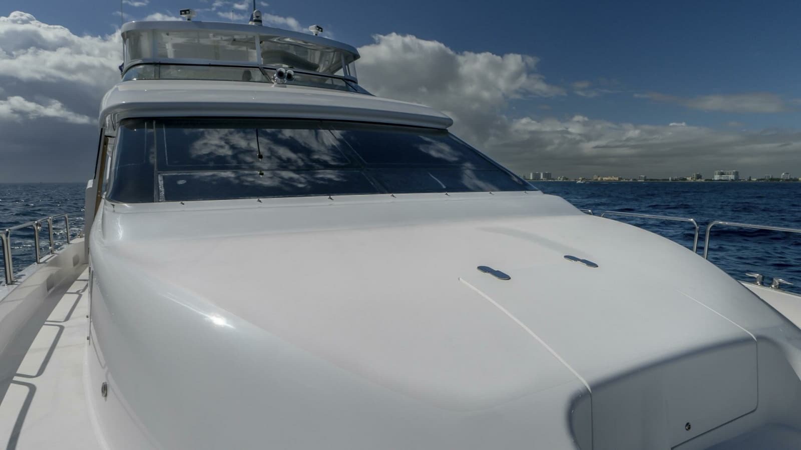 Hatteras 80 Gallopin- Bow