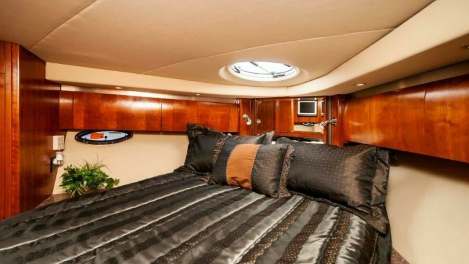 2006 47 Cruisers Master Stateroom