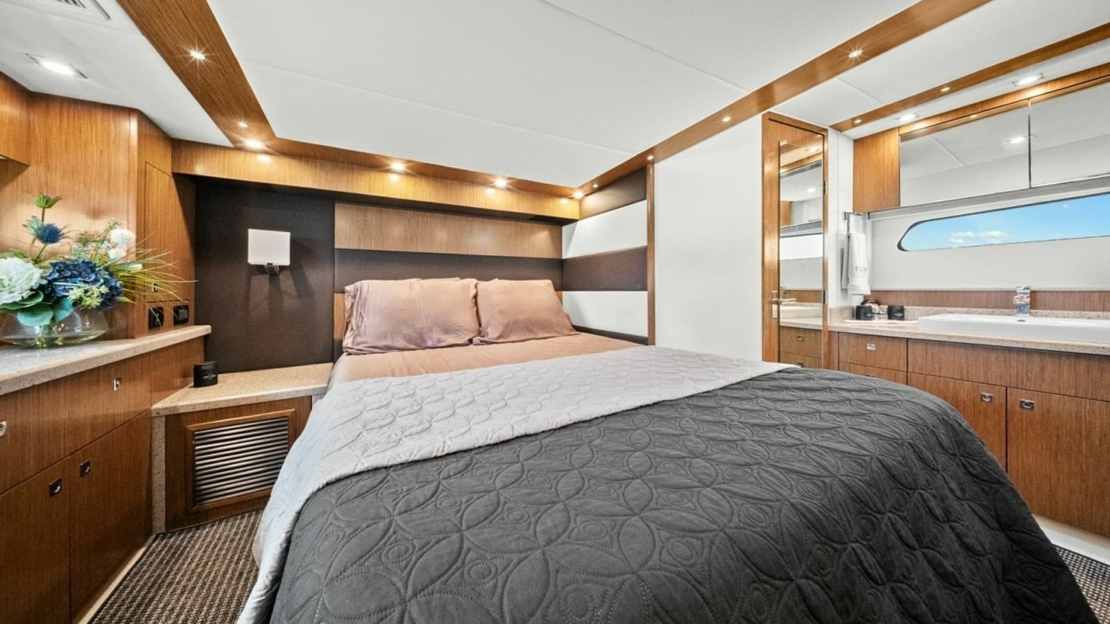 2014 Cruisers Yachts 48 Cantius