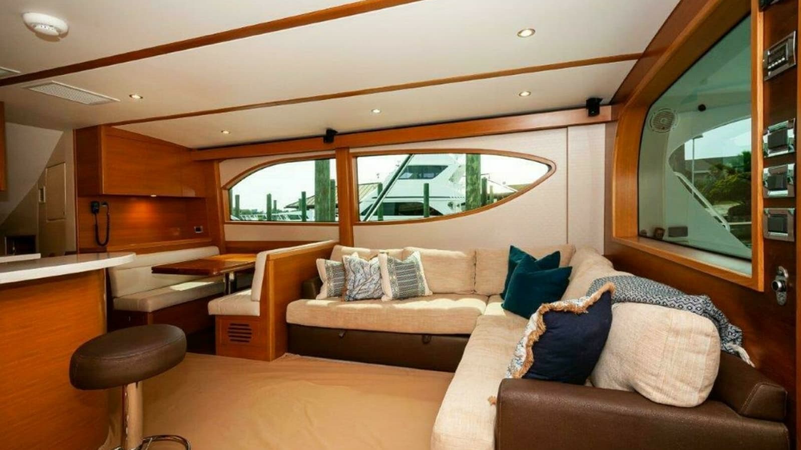 2016 Hatteras GT60 KNOT ON CALL Salon 3