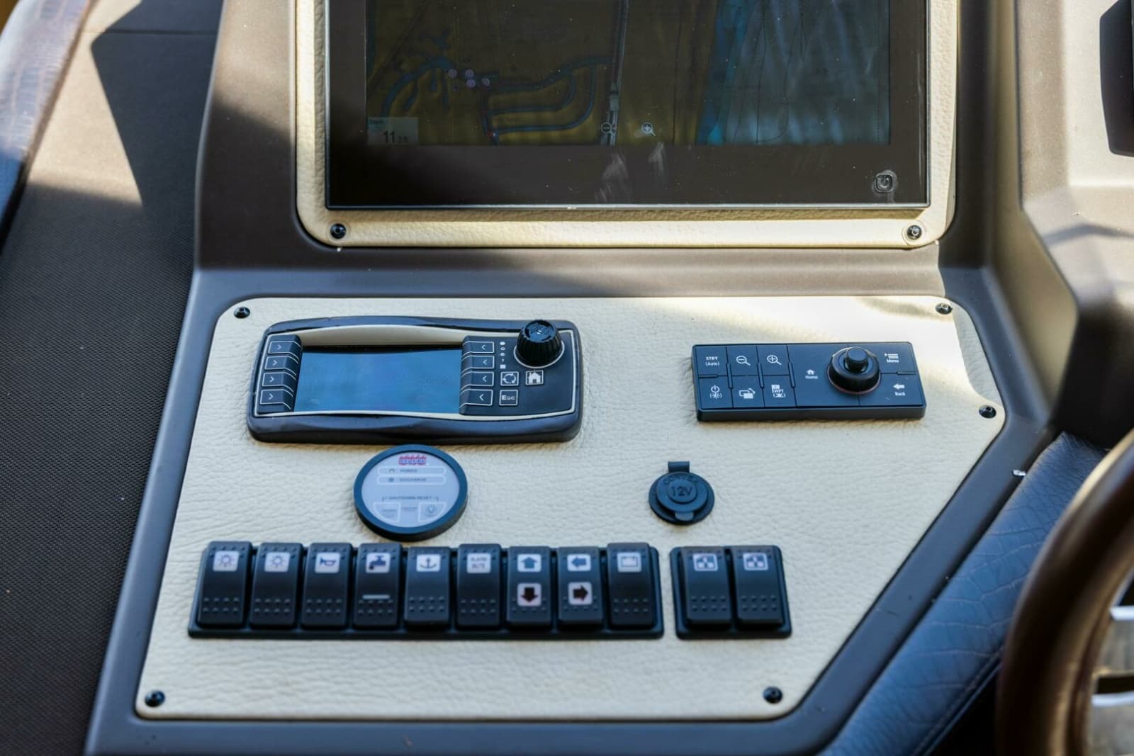 Azimut 64 A/Sea - Interior Helm