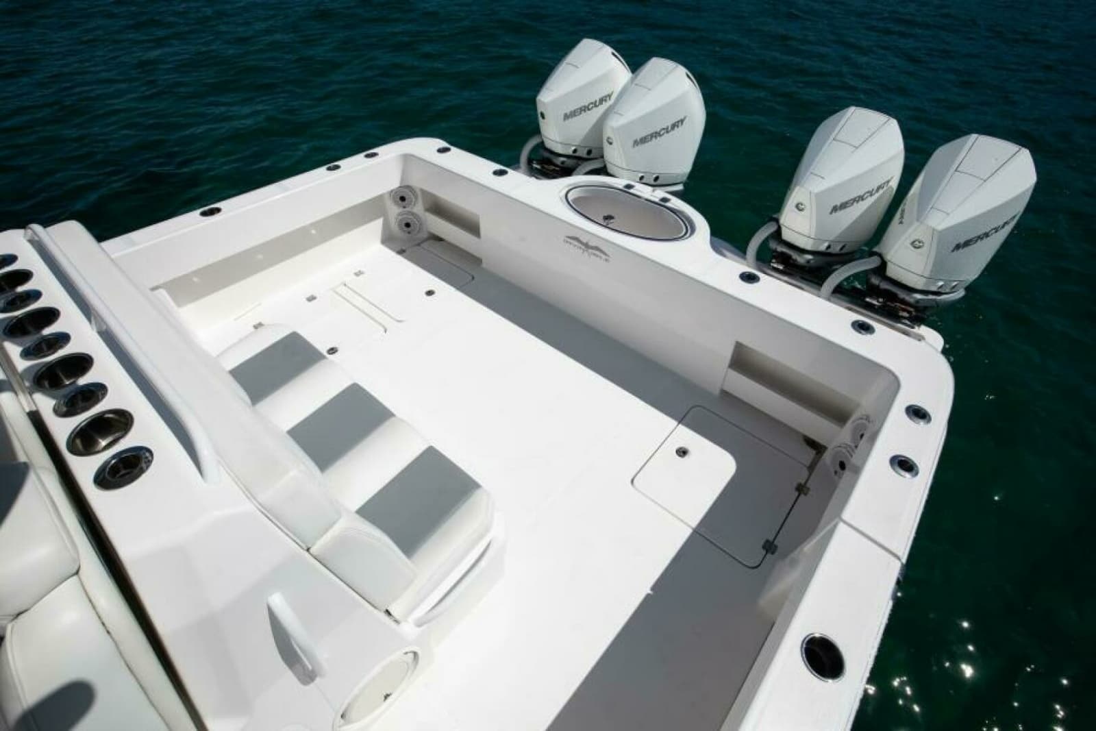 Invincible 35 Emanon - Exterior Cockpit
