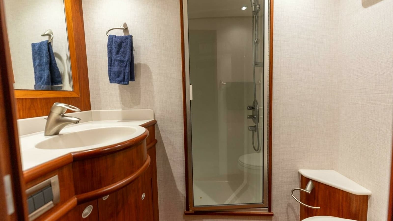 2006 Jim Smith 68 Convertible- Master Stateroom Head