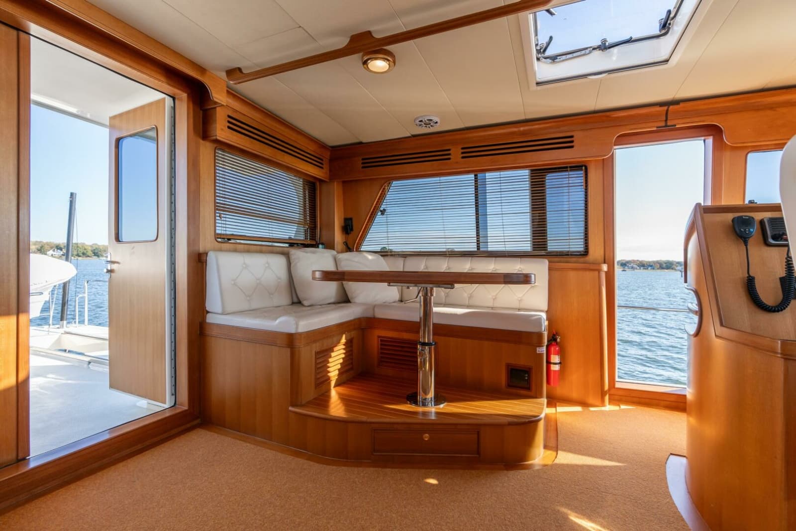 Marlow 72 GRIFFIN - Command Bridge Seating
