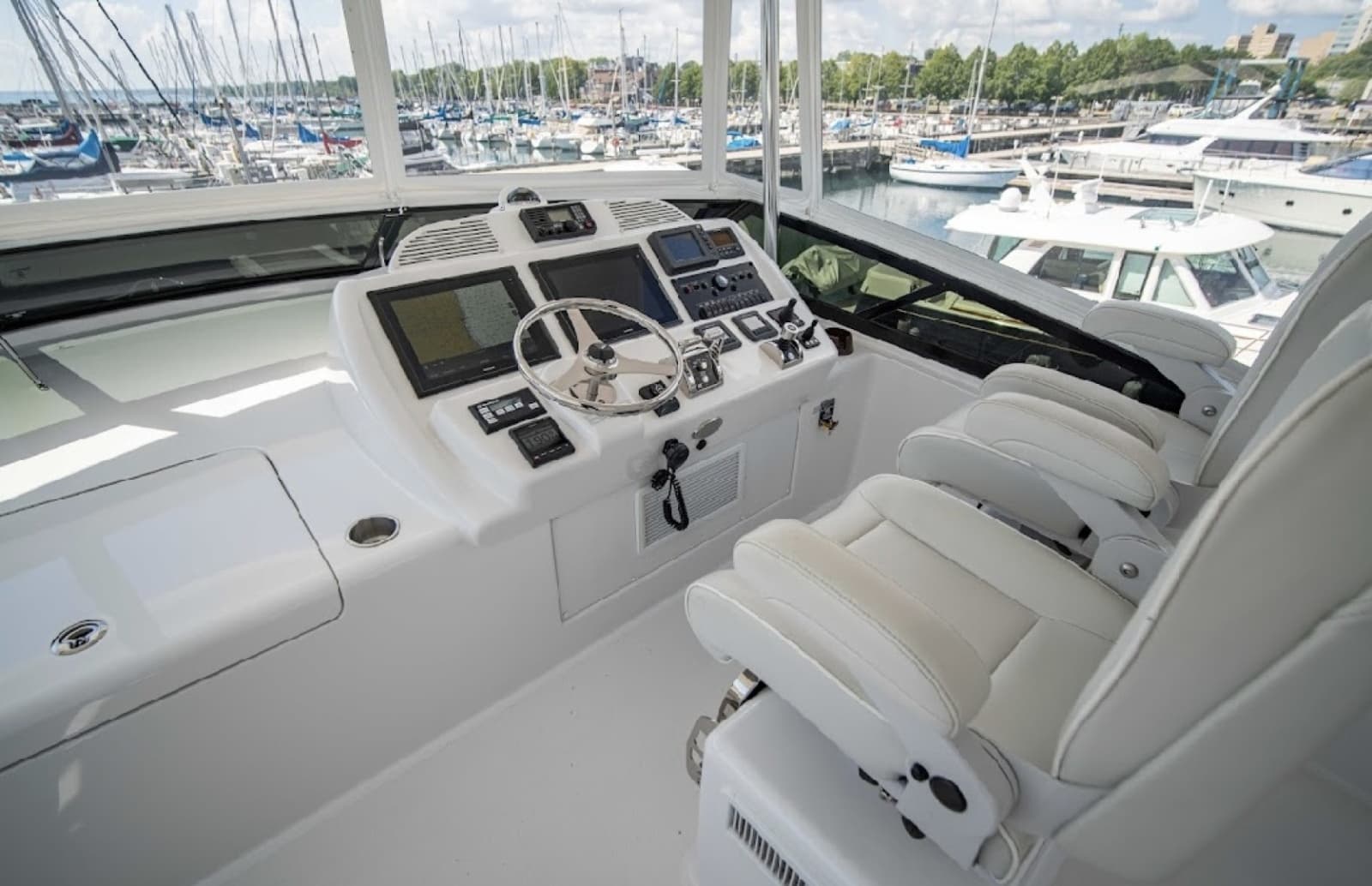 Hatteras 60 OVATION - Helm