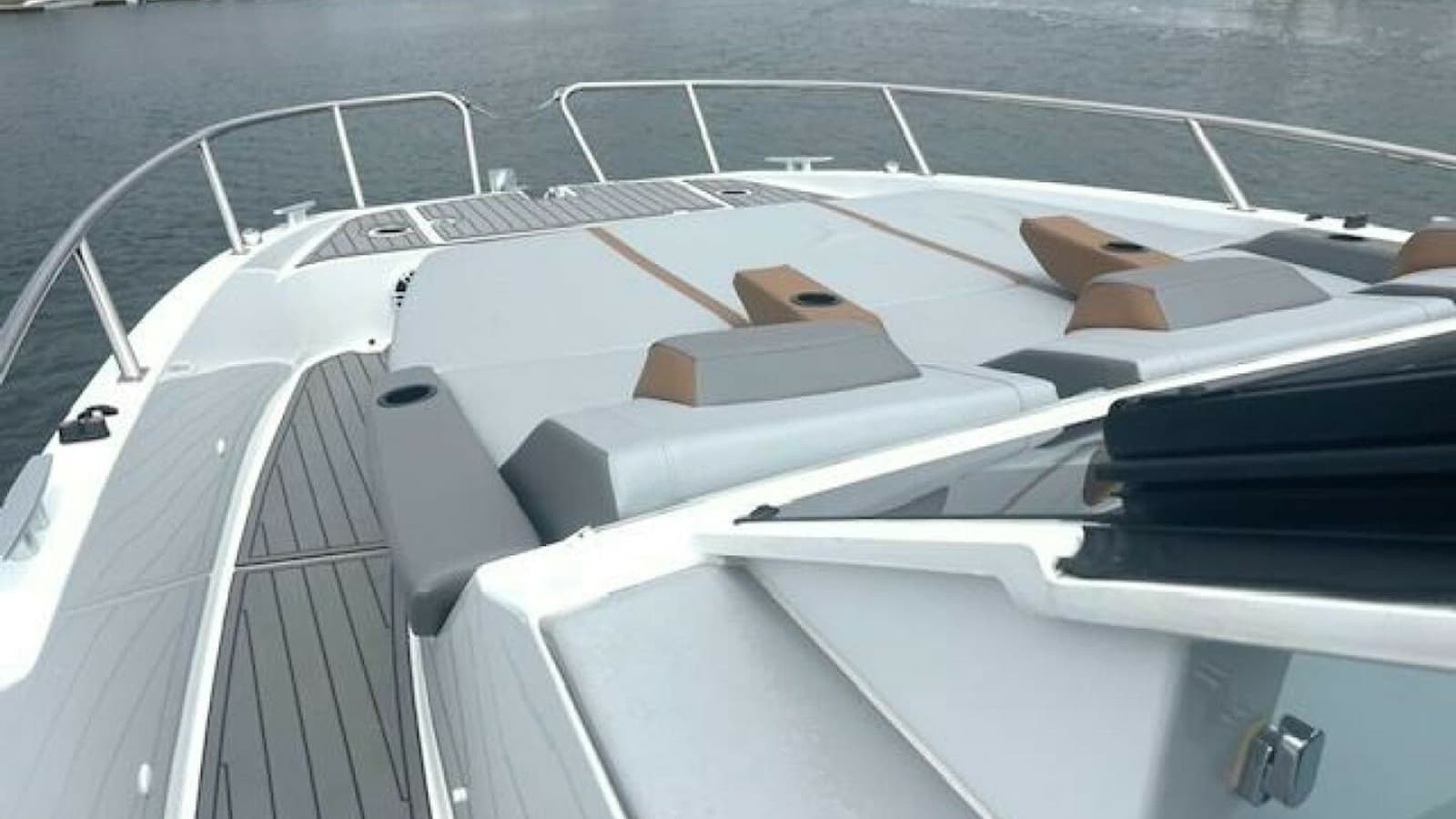 2022 Beneteau 32 Gran Turismo "FORTUNA" - Spacious Forward Sunbathing Area