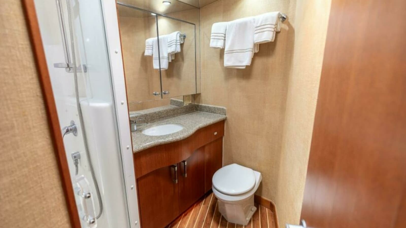 2008 Hatteras 60 Convertible Master Head