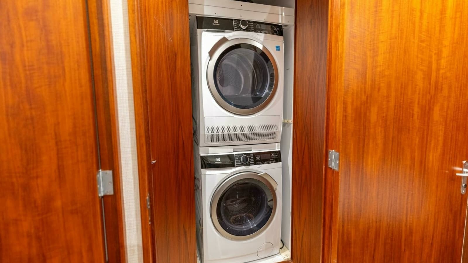 2006 Jim Smith 68 Convertible- Companionway/ Laundry