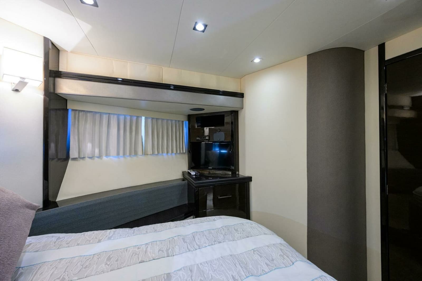 Marquis 66 ANDIAMO - Forward Stateroom