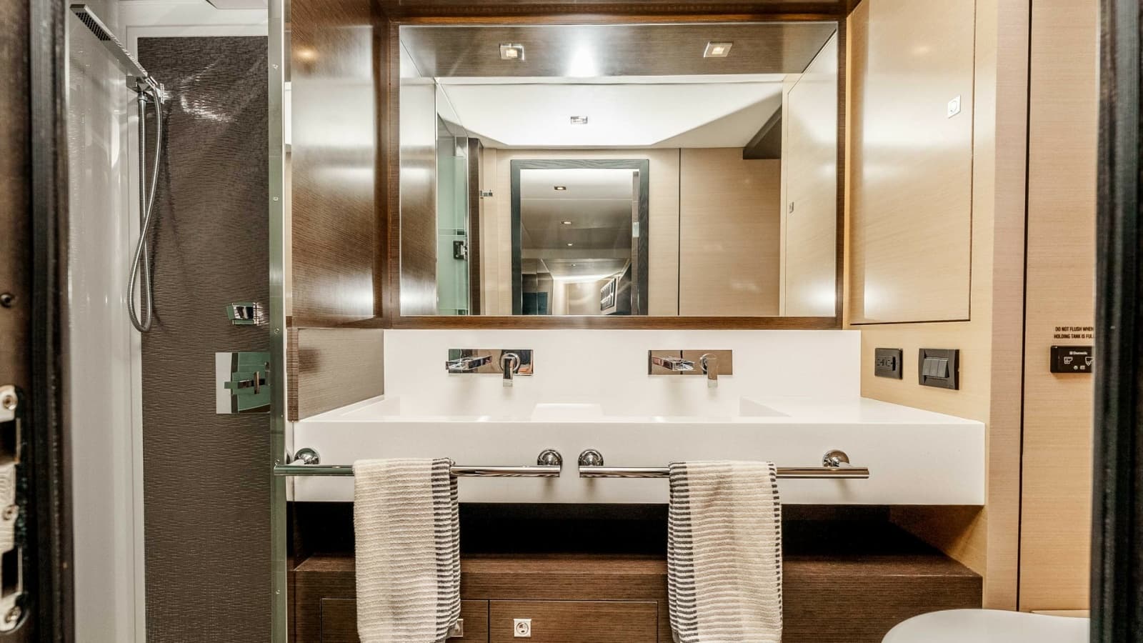 2017 Cruisers 60 Cantius 'Rising Star' - Elegant Master Ensuite Head