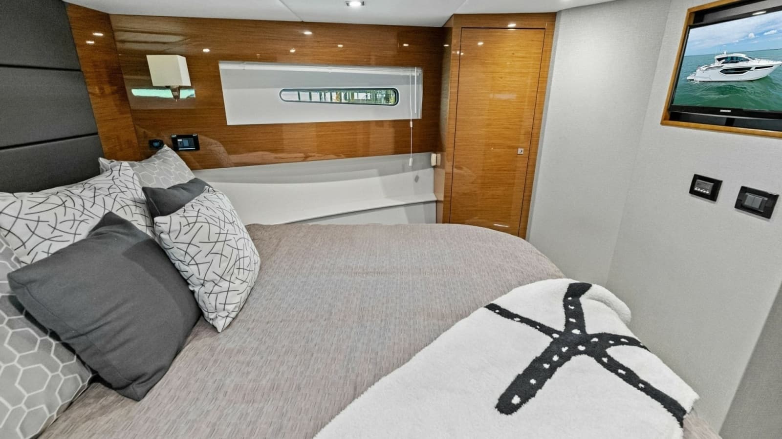 2019 Cruisers Yachts 42 Cantius 'Truly Ineffable'