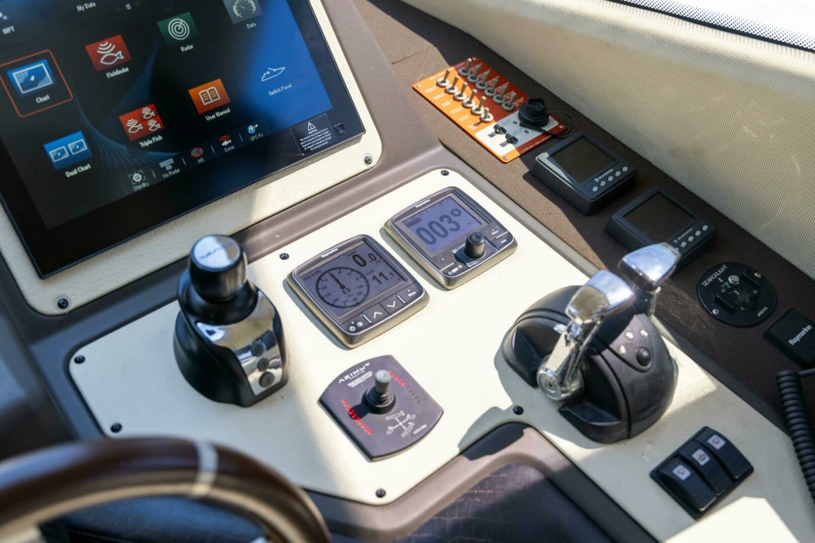 Azimut 64 A/Sea - Interior Helm
