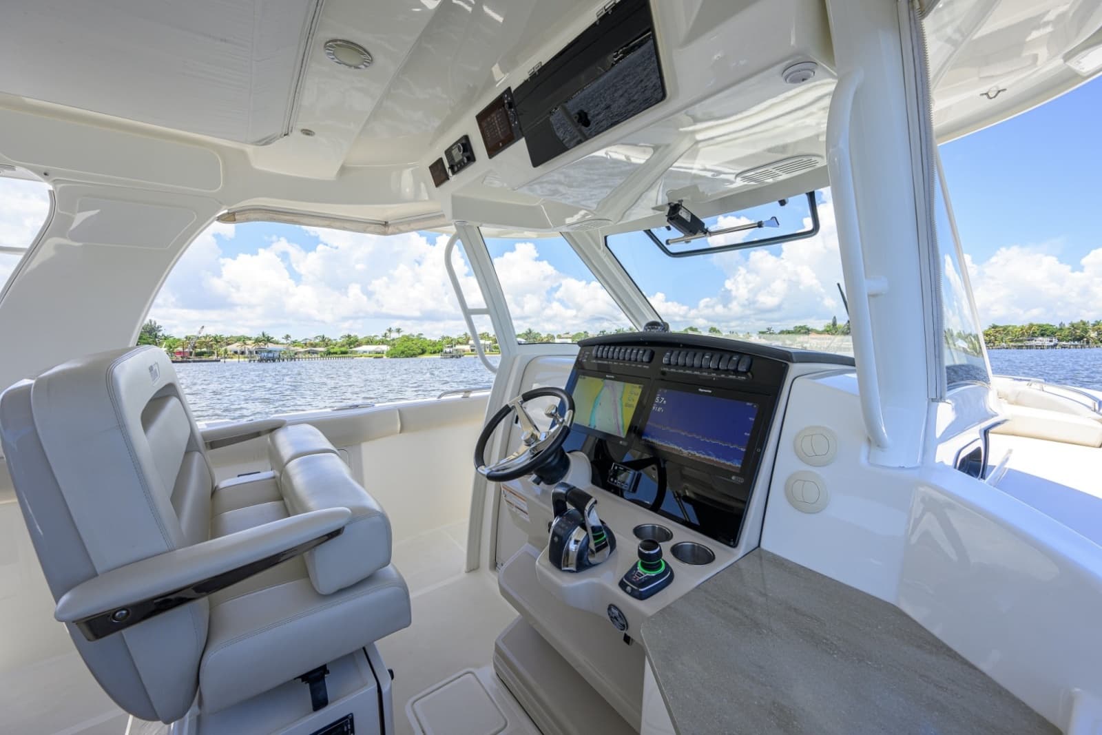 Boston Whaler 35 - DERRYN -  Helm