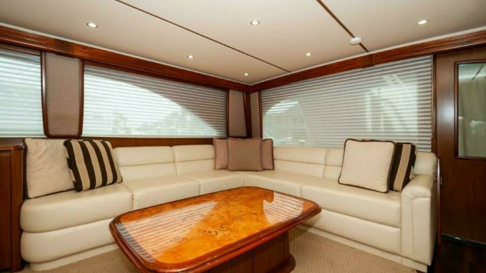 2012 76 Viking Sky Bridge REEL DANGEROUS Salon (2)