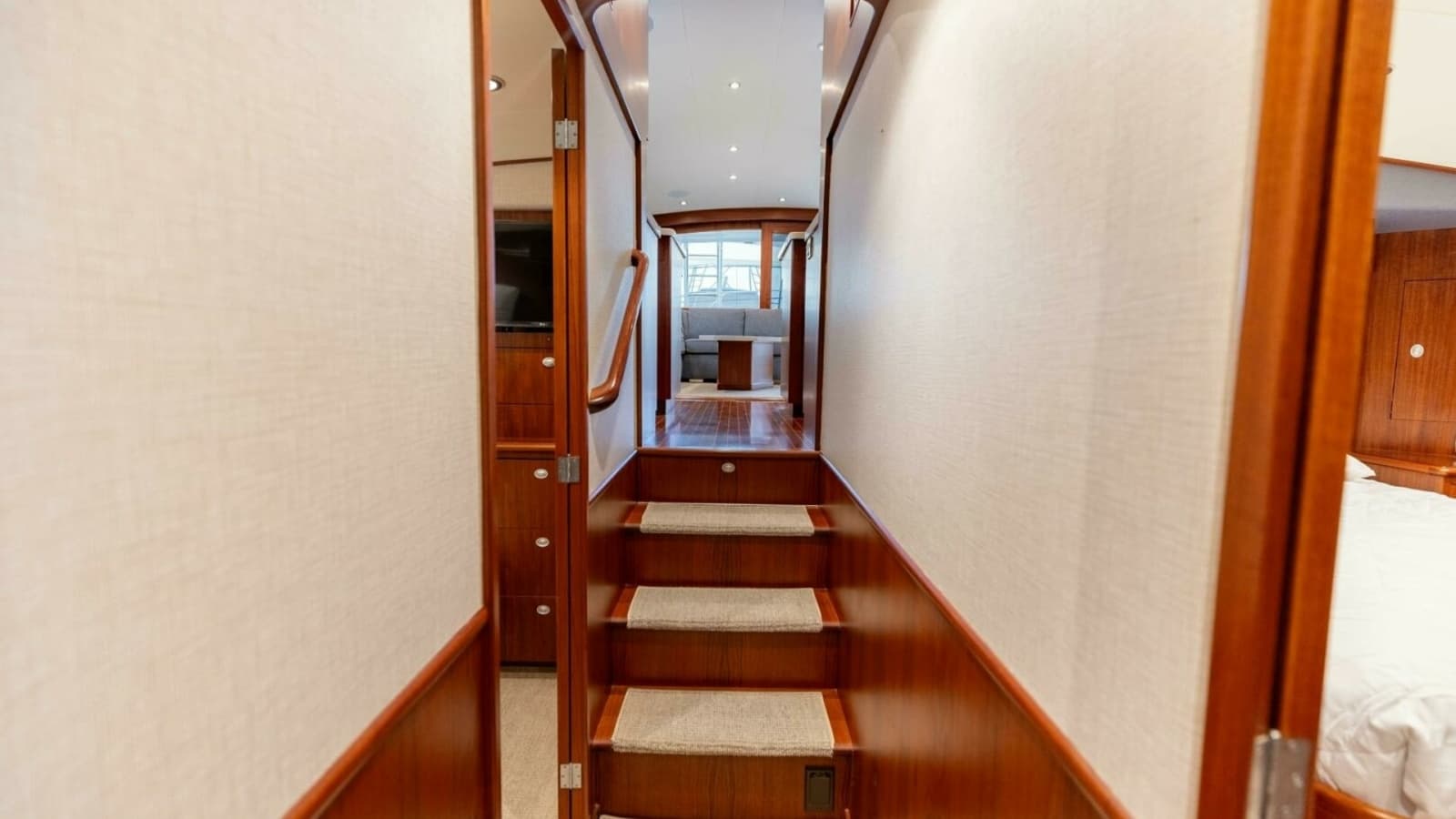 2006 Jim Smith 68 Convertible- Companionway