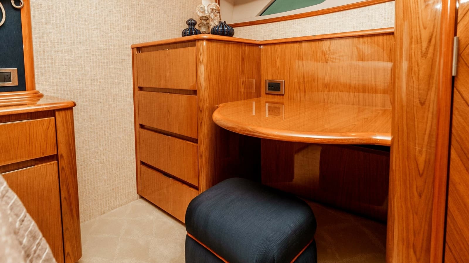 2014 Viking 76 Enclosed Bridge "TRANQUILO" Master Stateroom Vanity