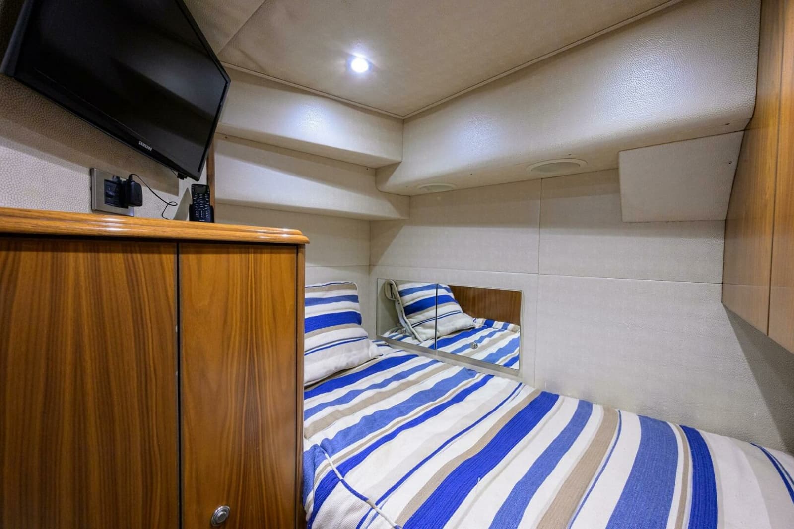Viking  92 SPECULATOR - Crew Quarters