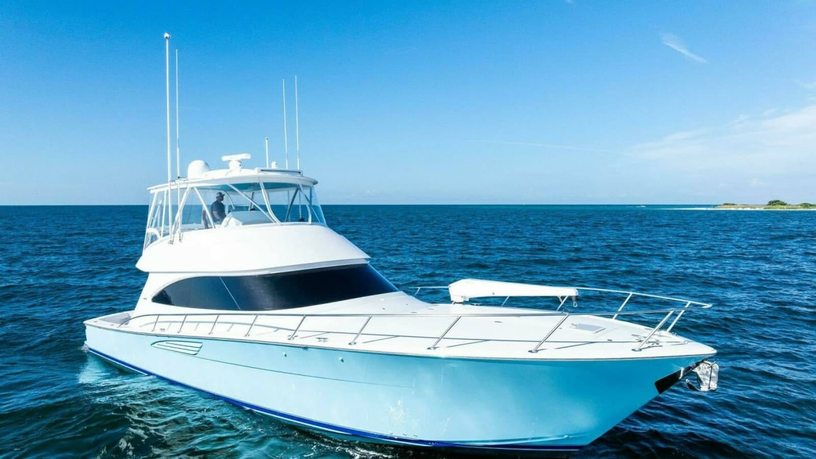 Elegant Bow and Flybridge View