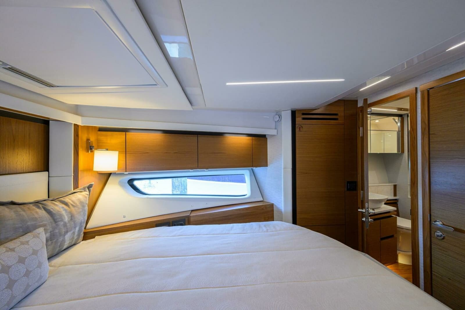 Tiara 49 DEBBIE'S DIAMOND - Forward Stateroom