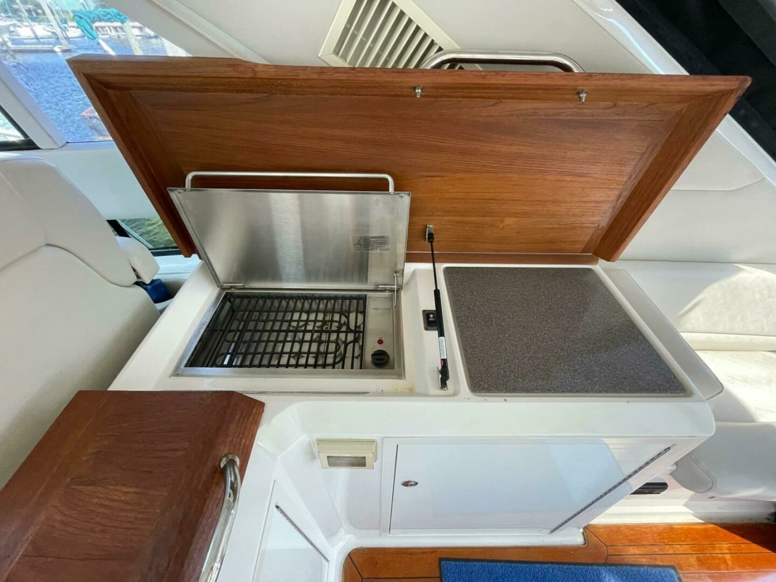 Regal 52 Sport Coupe - Helm Deck Grill