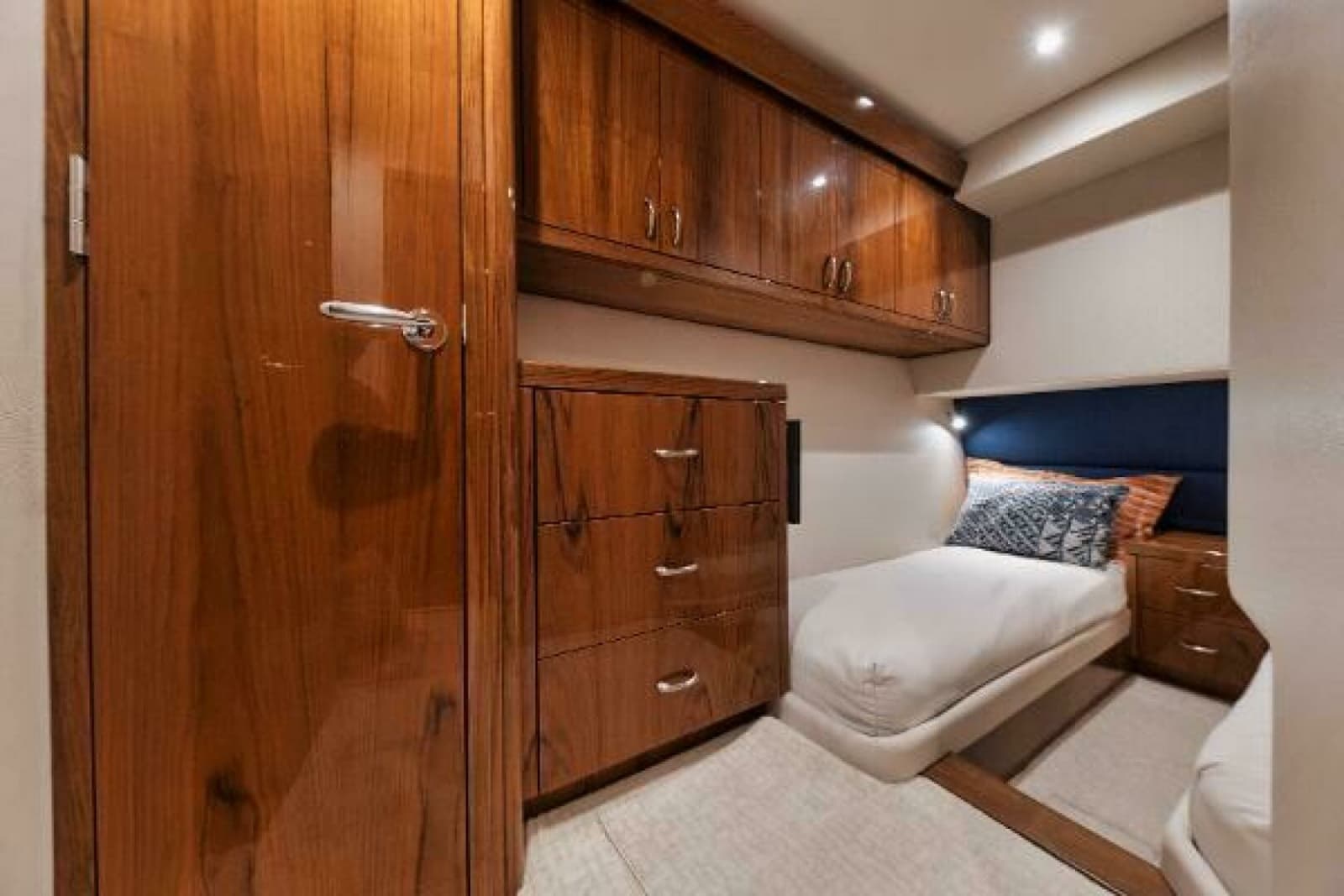54' Hatteras GT54 - Guest Stateroom